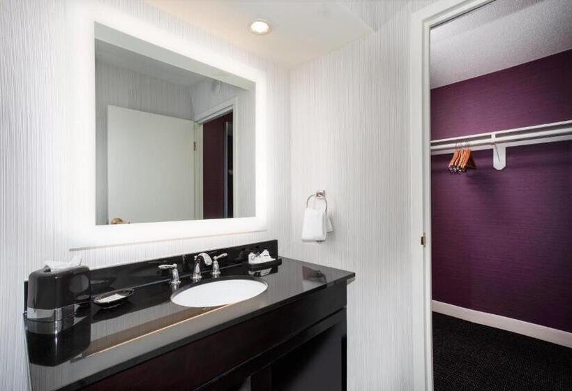 Suite Adapted for people with reduced mobility, Crowne Plaza  Kansas City Downtown