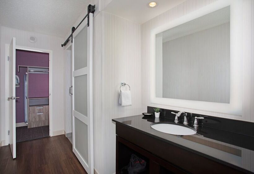 Suite Adapted for people with reduced mobility, Crowne Plaza  Kansas City Downtown