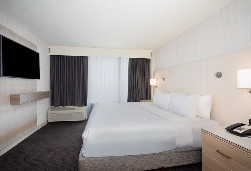 Suite Adapted for people with reduced mobility, Crowne Plaza  Kansas City Downtown