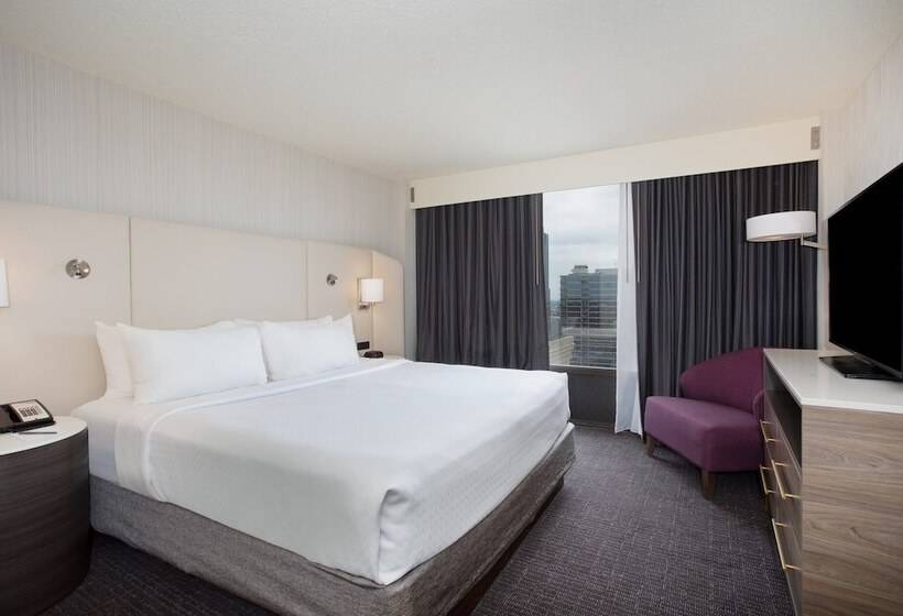 Suite Adapted for people with reduced mobility, Crowne Plaza  Kansas City Downtown