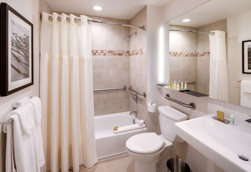 Junior Suite Adapted for people with reduced mobility, Doubletree Jersey City