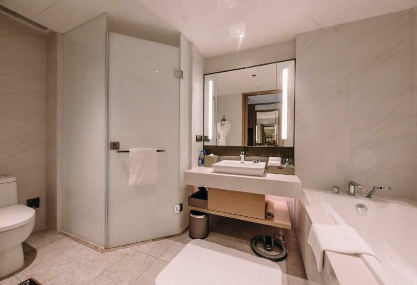 Executive Room Queen Bed, Four Points By Sheraton Jiaxing