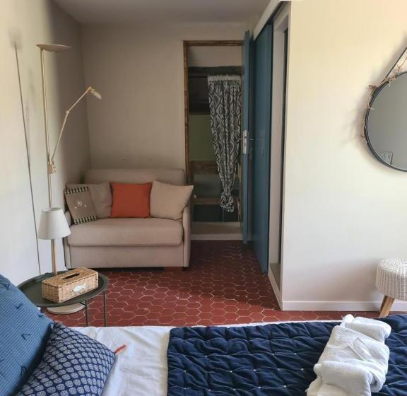 اتاق استاندارد سه نفره, La Ferme Constantin