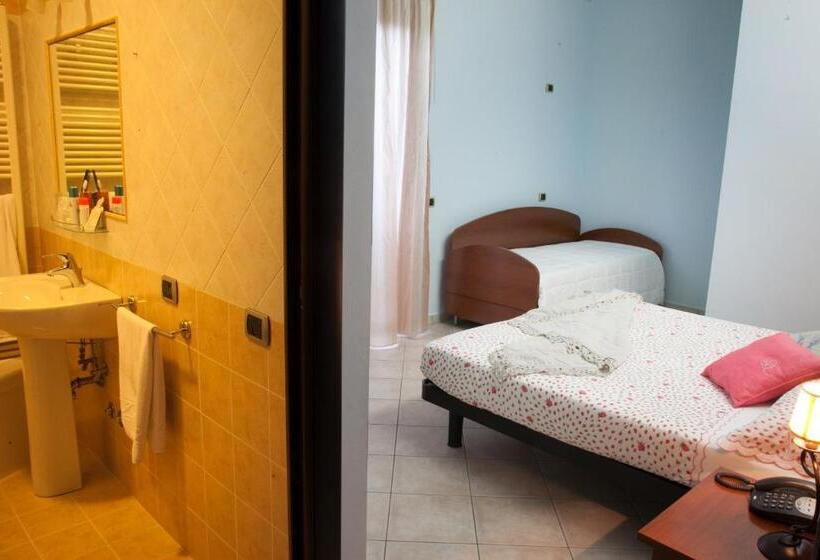 اتاق لوکس با بالکن و چشم‌انداز دریا, Pensione Degli Ulivi