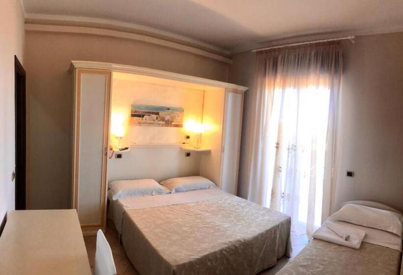 اتاق لوکس با بالکن و چشم‌انداز دریا, Pensione Degli Ulivi