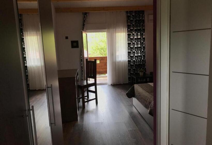 اتاق استاندارد با چشم‌انداز استخر, Villa Rubčić Rooms & Pansion