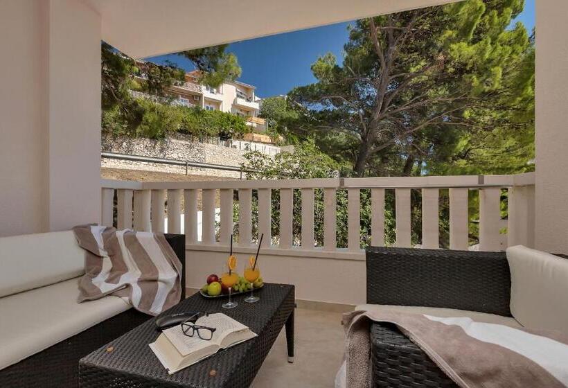 استودیوی استاندارد, Aparthotel Flora