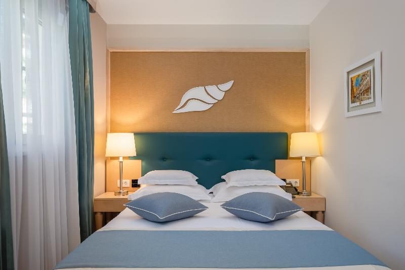 استودیوی استاندارد, Aparthotel Flora