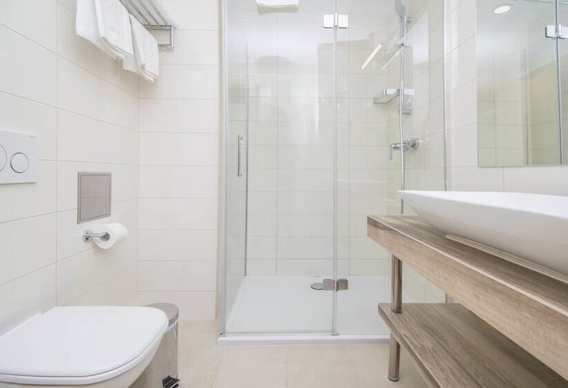 استودیوی استاندارد, Aparthotel Flora