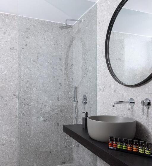 سوییت با چشم‌انداز دریا, Azur Suites