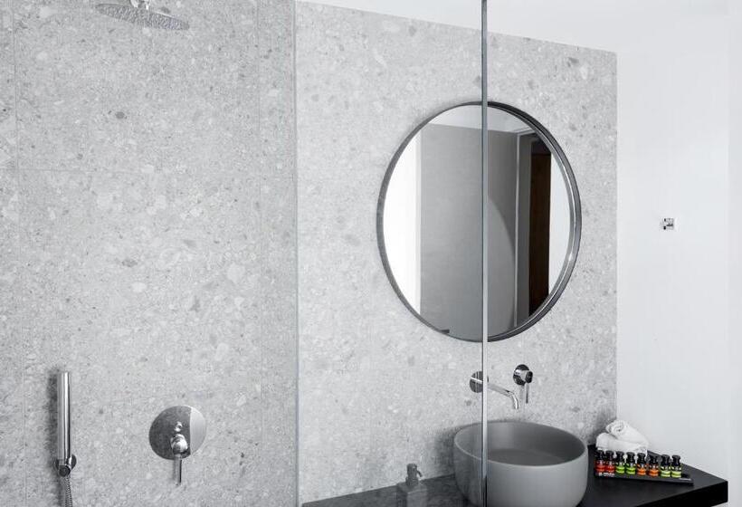 سوییت با چشم‌انداز دریا, Azur Suites