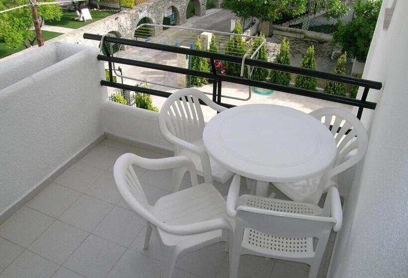 استودیوی استاندارد, Kamares Apartments εε