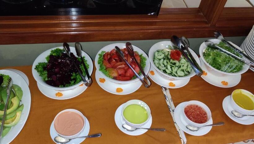 اتاق استاندارد سه نفره, Summit Lodge