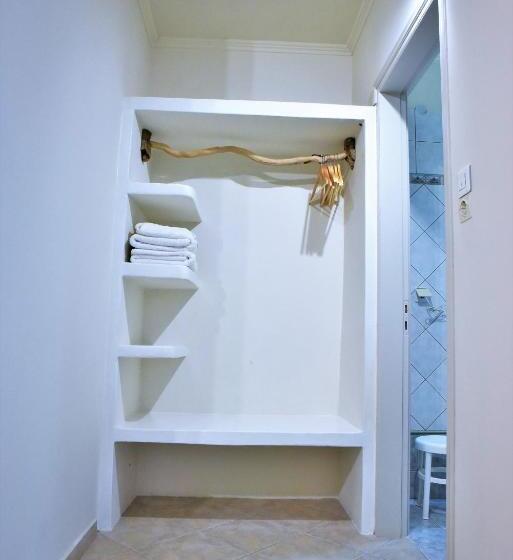 استودیوی لوکس, Avra Milos