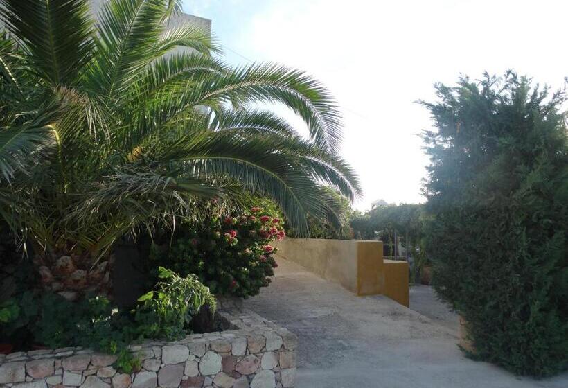 استودیوی سوپریور, Avra Milos
