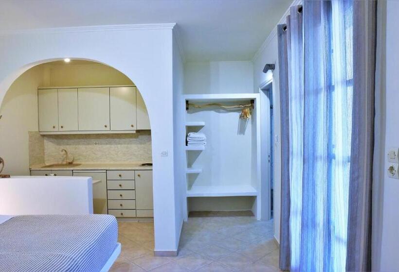 استودیوی لوکس, Avra Milos