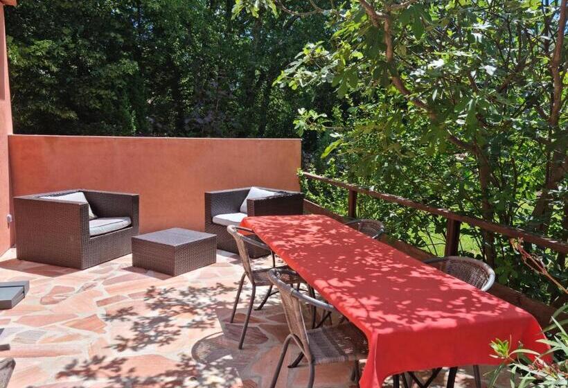 اتاق لوکس با تخت بزرگ, L Eden Provencal