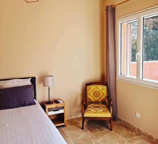 اتاق لوکس با تخت بزرگ, L Eden Provencal