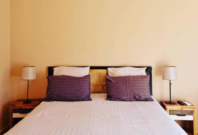 اتاق لوکس با تخت بزرگ, L Eden Provencal