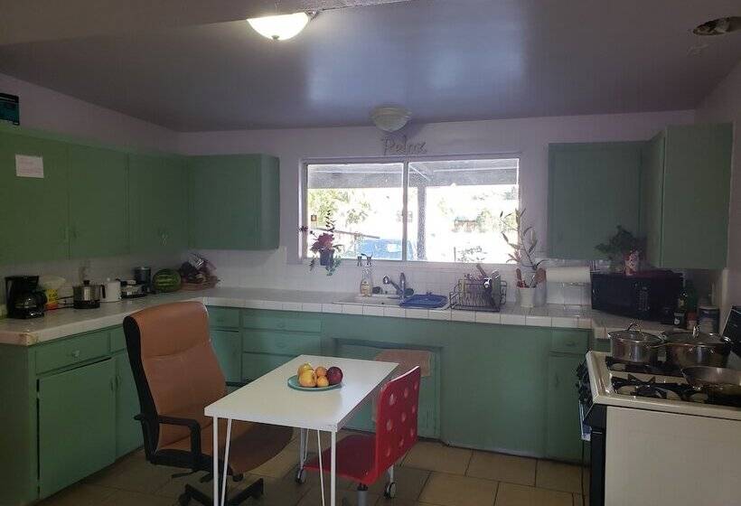 اتاق استاندارد با سرویس بهداشتی مشترک, Crashpod Hostel