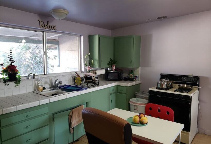 اتاق استاندارد با سرویس بهداشتی مشترک, Crashpod Hostel