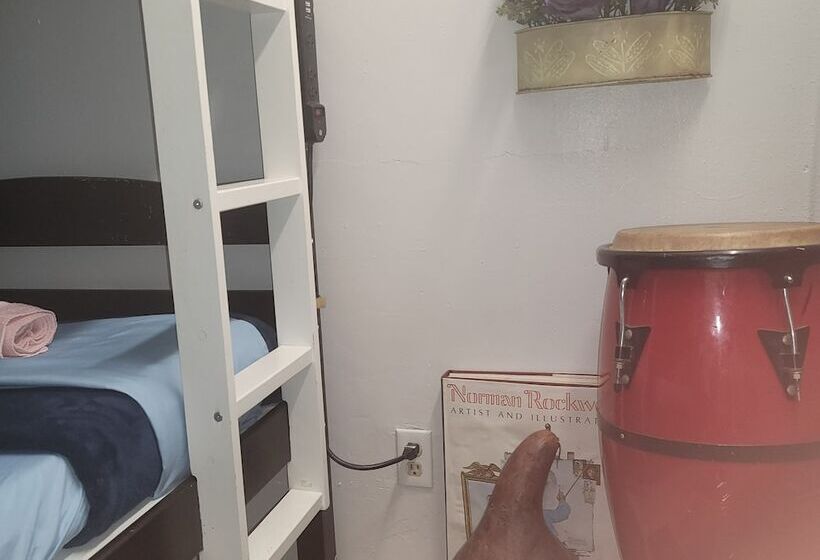 اتاق استاندارد, Crashpod Hostel