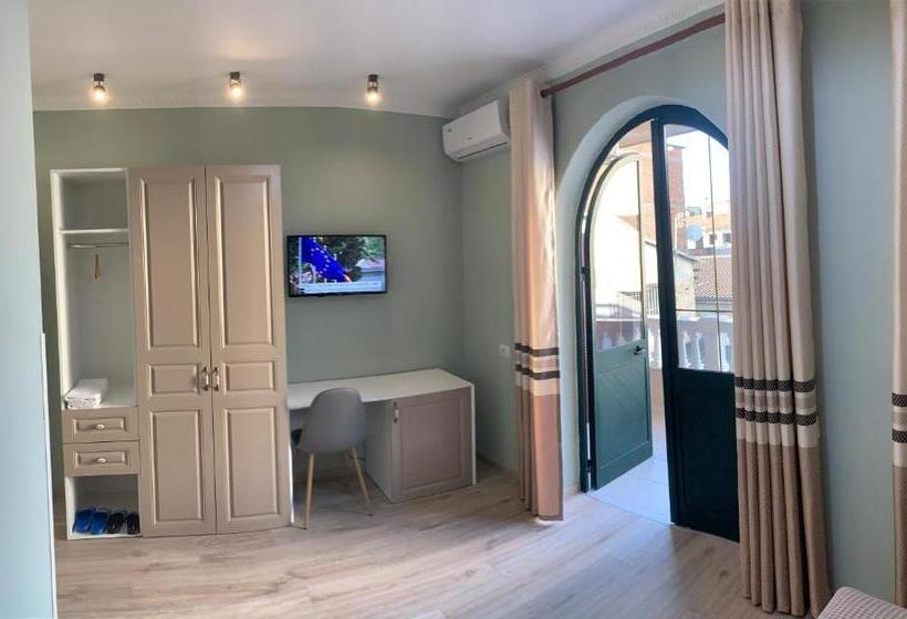 اتاق استاندارد یک تخته با بالکن, Belux