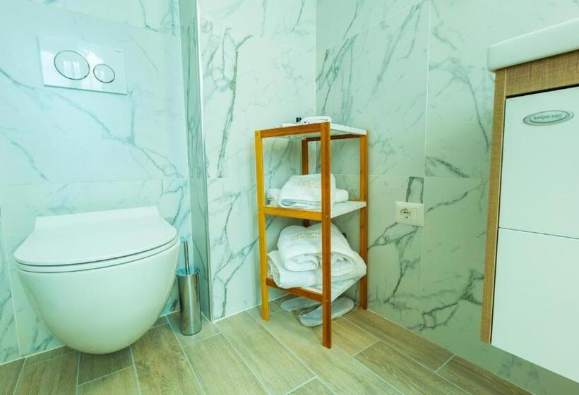 اتاق استاندارد یک نفره, Art Hotel Tirana