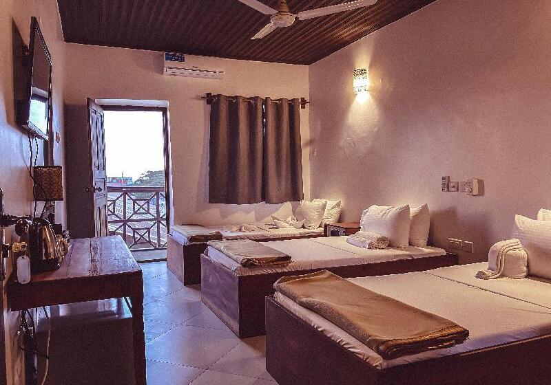 اتاق استاندارد سه نفره, Smiles Stone Town