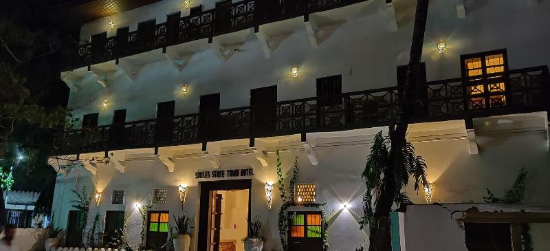 اتاق استاندارد سه نفره, Smiles Stone Town