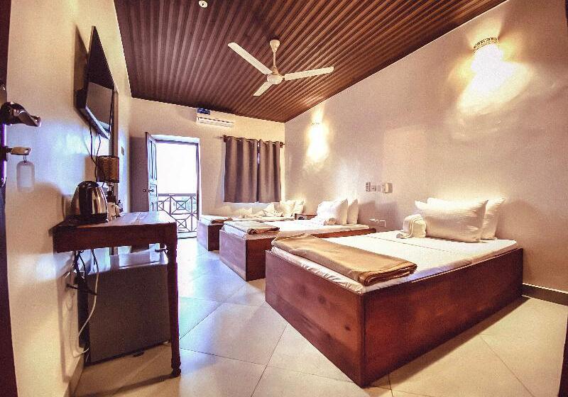 اتاق استاندارد سه نفره, Smiles Stone Town