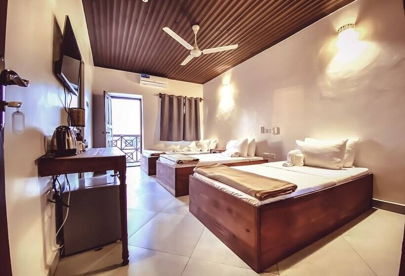 اتاق استاندارد سه نفره, Smiles Stone Town