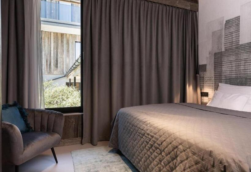 اتاق استاندارد, Going Triple A Apartments East