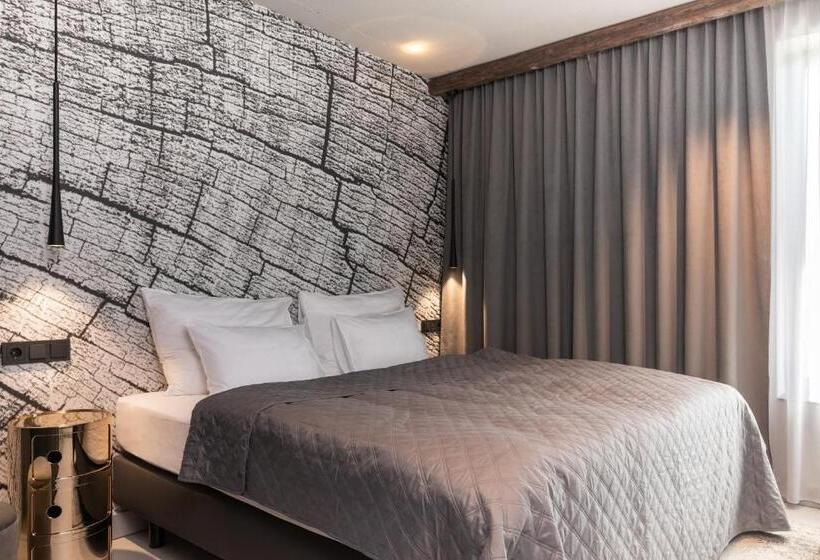 آپارتمان 1 خوابه با تراس, Going Triple A Apartments East