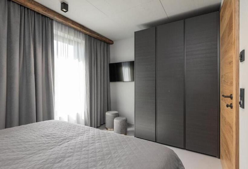 آپارتمان 2 خوابه با تراس, Going Triple A Apartments East