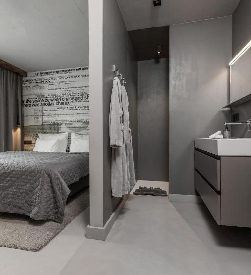 آپارتمان 2 خوابه با تراس, Going Triple A Apartments East
