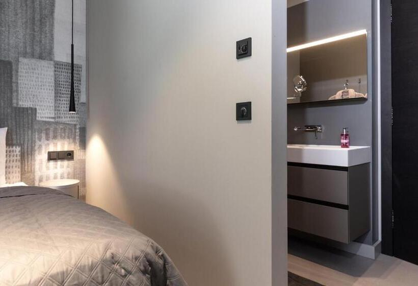 اتاق استاندارد, Going Triple A Apartments East