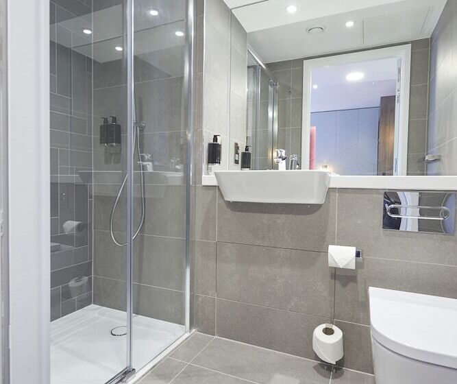 استودیوی استاندارد, Roomzzz York City