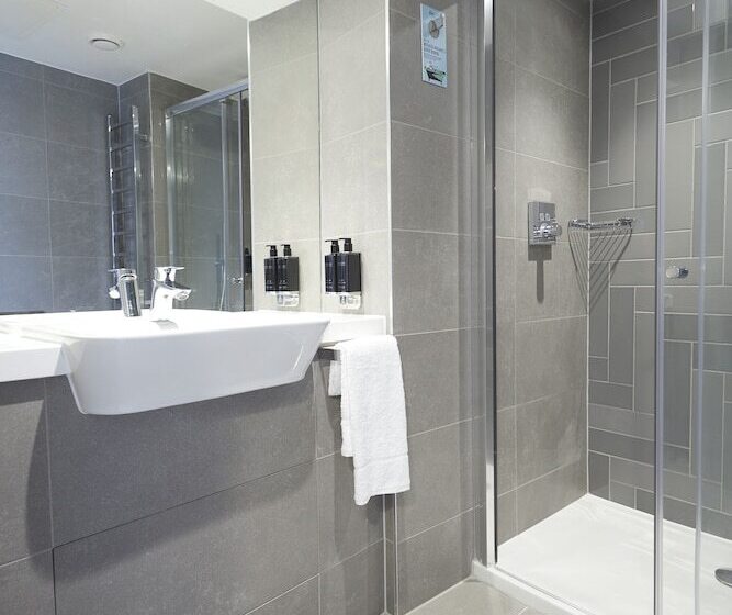 استودیوی استاندارد, Roomzzz York City