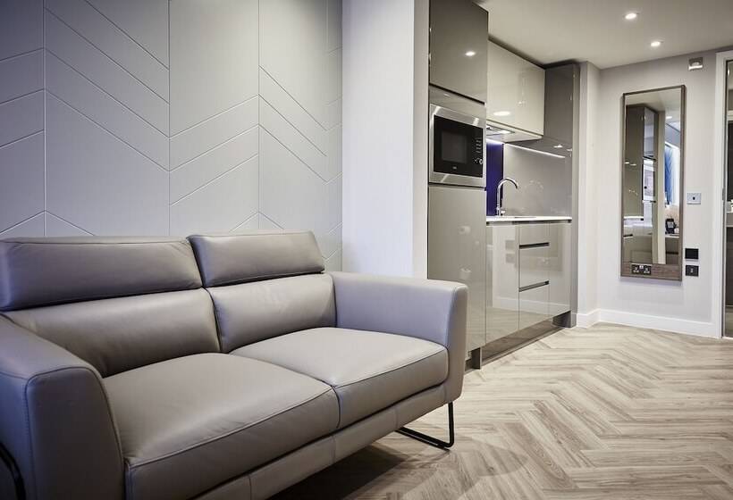 استودیوی استاندارد, Roomzzz York City