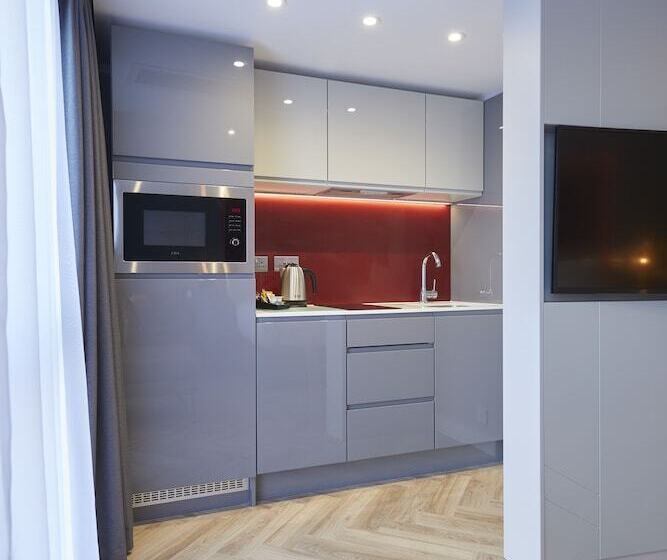استودیوی استاندارد, Roomzzz York City