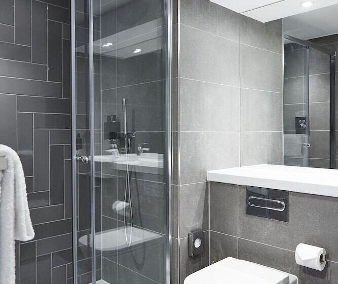 استودیوی استاندارد, Roomzzz York City