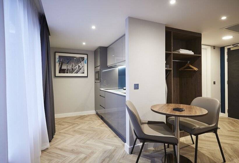 استودیوی استاندارد, Roomzzz York City