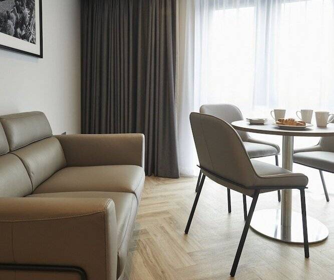 استودیو خانوادگی, Roomzzz York City