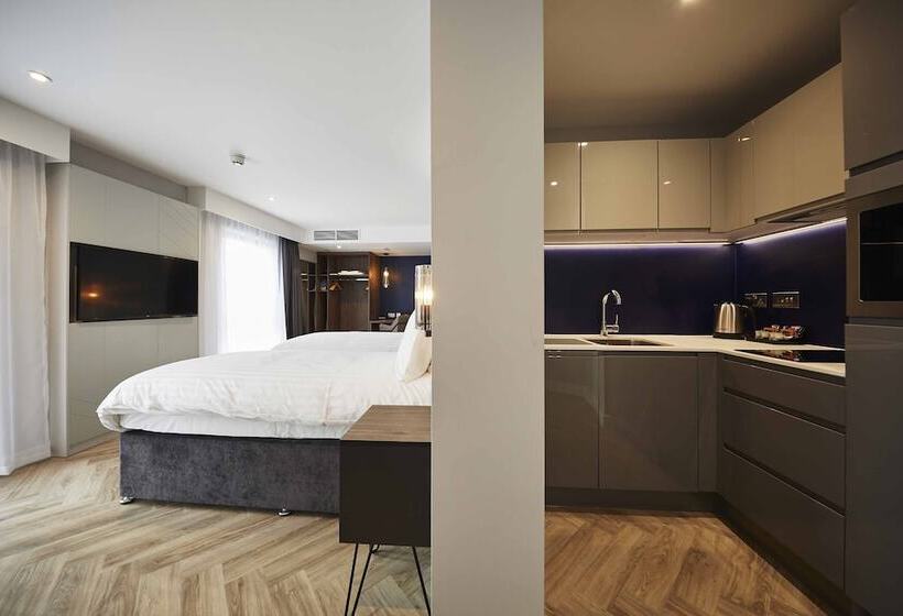 استودیو خانوادگی, Roomzzz York City