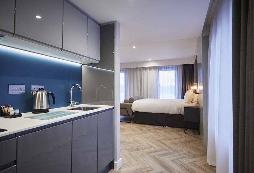 استودیو خانوادگی, Roomzzz York City