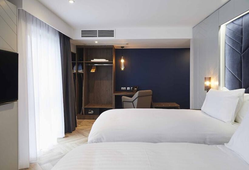 استودیو خانوادگی, Roomzzz York City