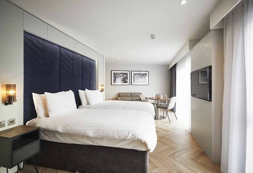 استودیو خانوادگی, Roomzzz York City