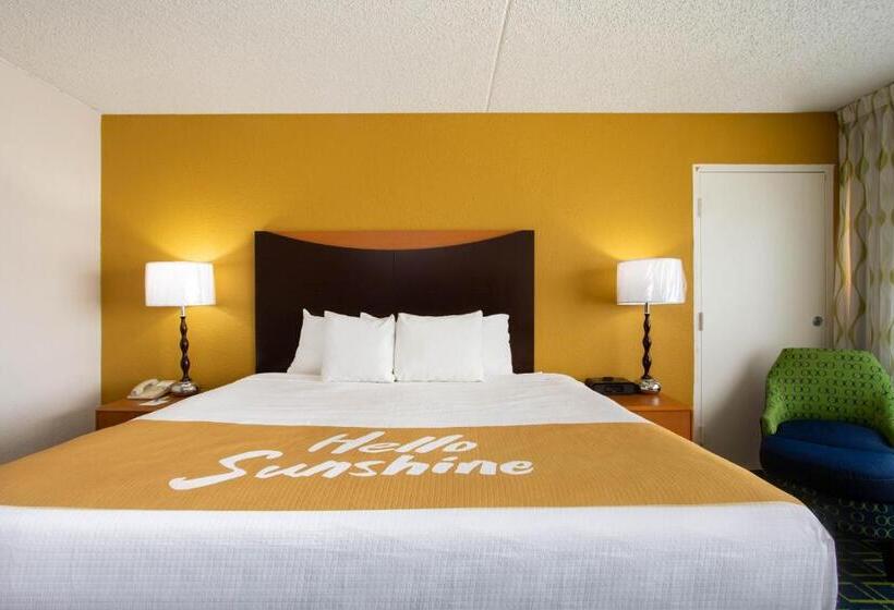 Deluxe Room King Size Bed, Days Inn By Wyndham Absecon Atlantic City Area