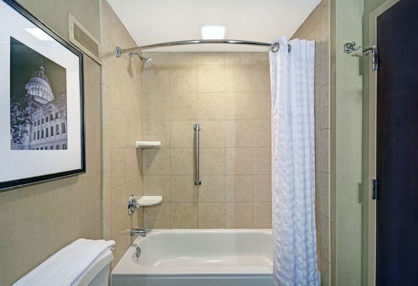 Suite Adapted for people with reduced mobility, Embassy Suites By Hilton Charleston